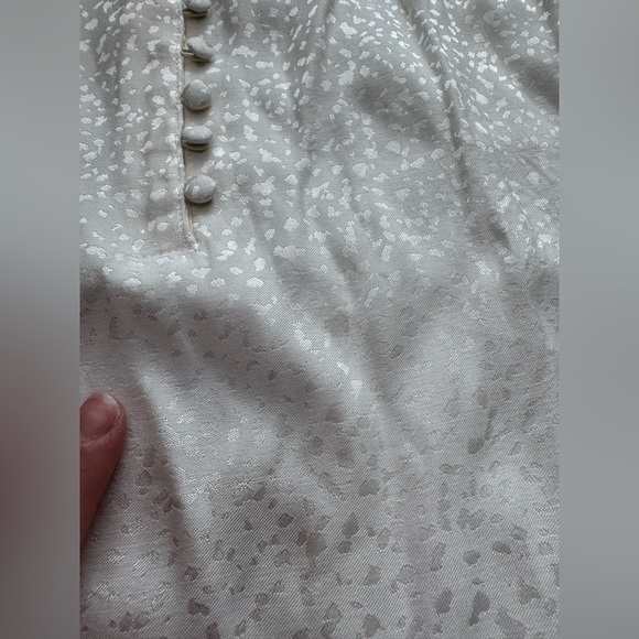 Express Soft Buttoned Jacquard Snake Textured Sleeveless Blouse - Picture 2 of 5